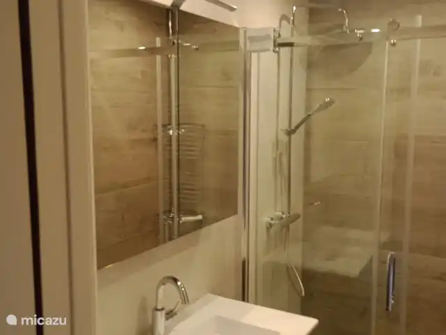 Location de Vacances Pays-Bas, Hollande du Nord, Julianadorp aan Zee, bungalow - De Stormvogel Il y a une belle douche.