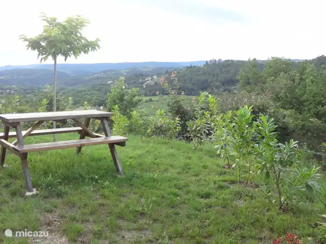 los cipreses en Francia, Ardecha, Les Vans - casa vacacional jardín con mesa de picnic