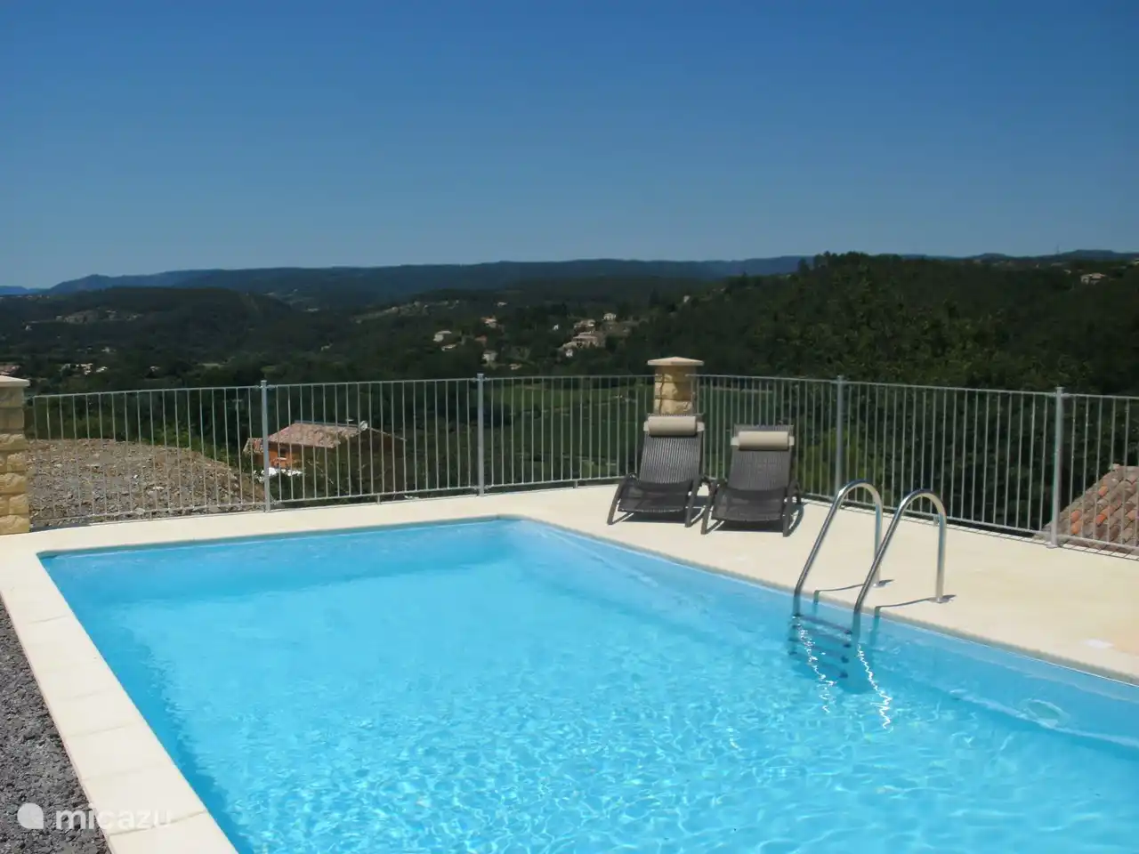 belle vue sur les environs depuis la piscine