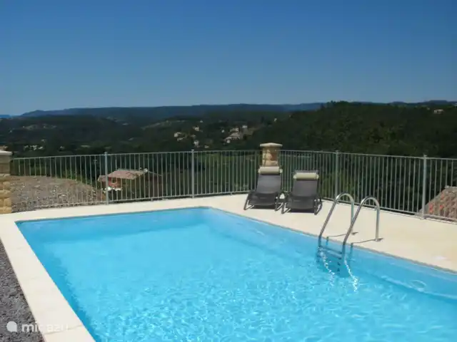 los cipreses en Francia, Ardecha, Les Vans - casa vacacional bonita vista de los alrededores desde la piscina