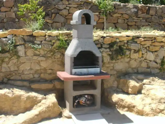 los cipreses en Francia, Ardecha, Les Vans - casa vacacional barbacoa en la piscina