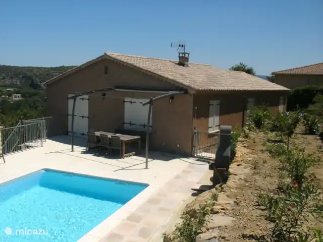 los cipreses en Francia, Ardecha, Les Vans - casa vacacional terraza cubierta