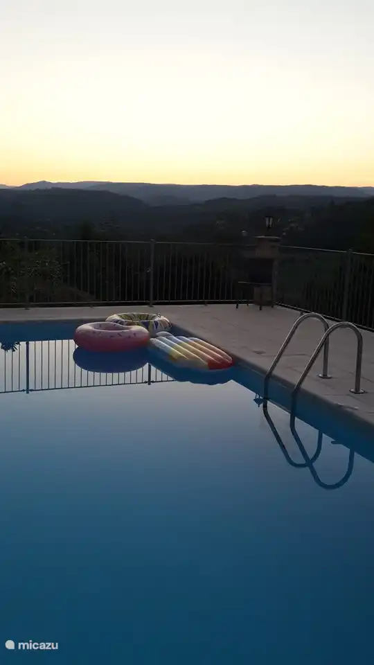 piscine avec plein de transats
