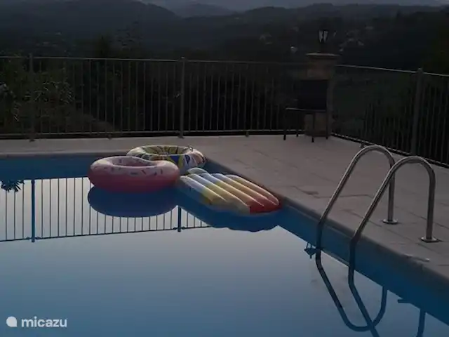 los cipreses en Francia, Ardecha, Les Vans - casa vacacional piscina con muchas tumbonas