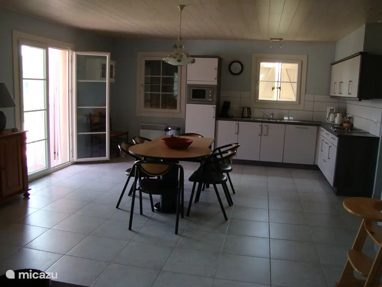 salle à manger avec cuisine bien équipée
