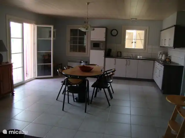 los cipreses en Francia, Ardecha, Les Vans - casa vacacional comedor con cocina bien equipada