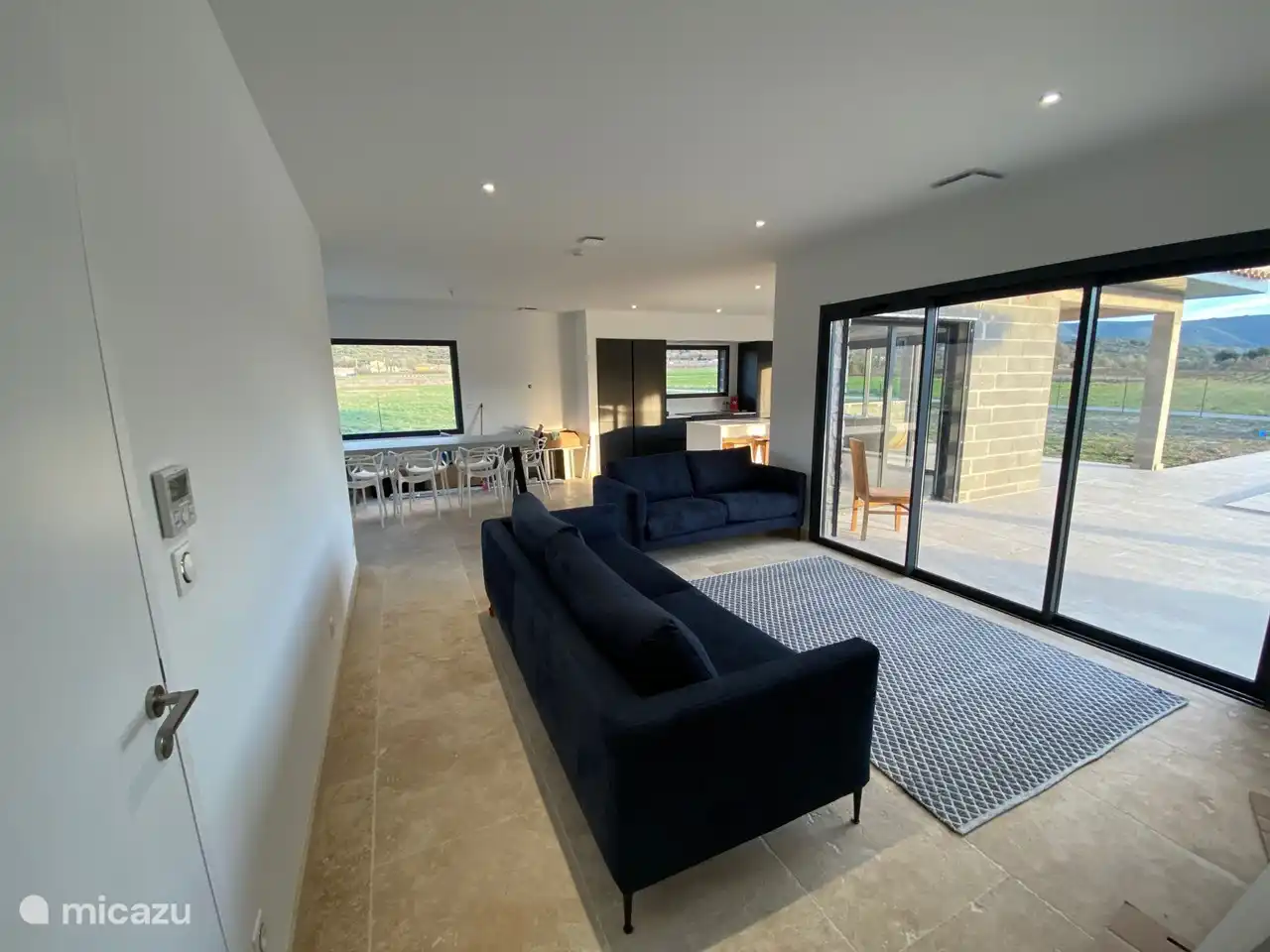 Wohnzimmer mit Zugang zur Terrasse