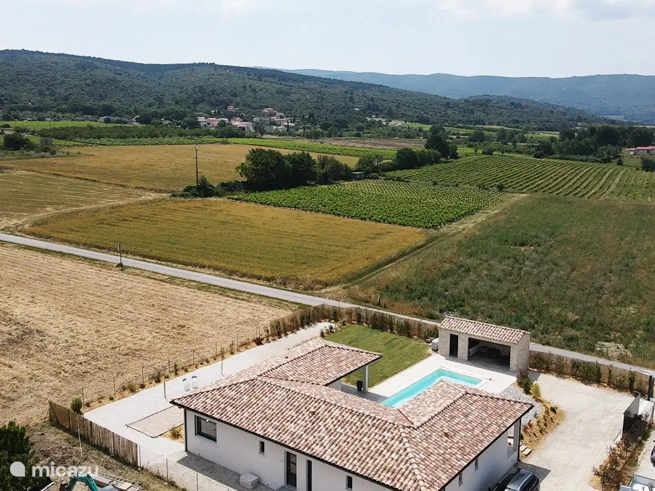 Blick über Weinberge und Lavendelfelder