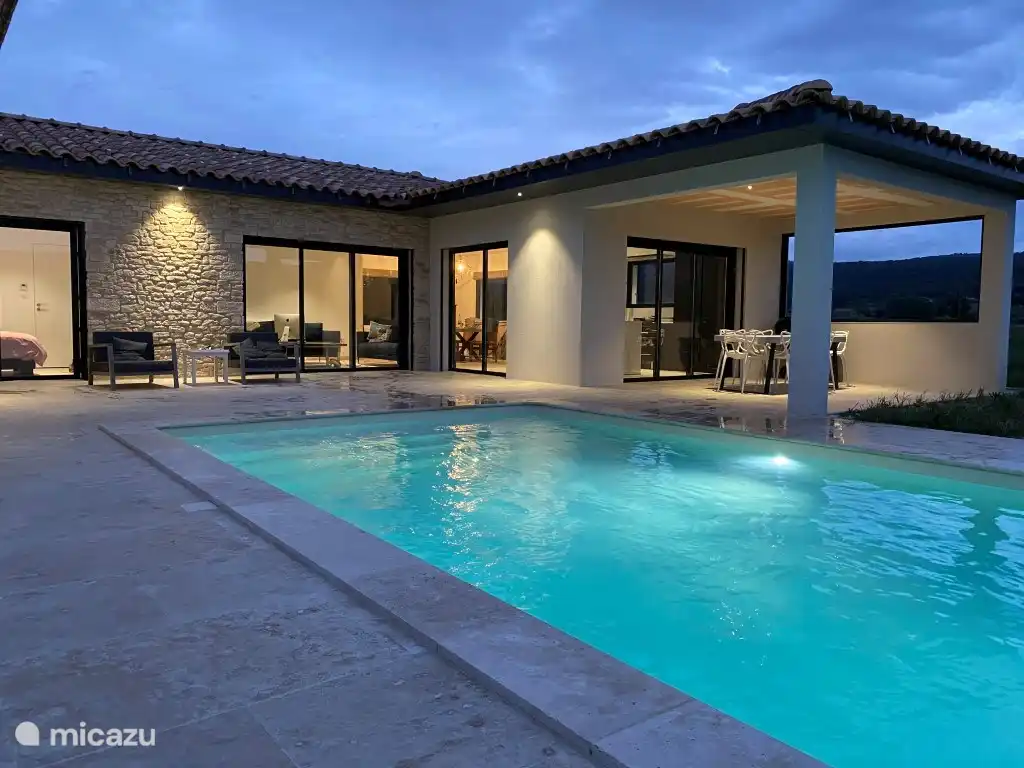 Swimmingpool mit großzügiger Treppe