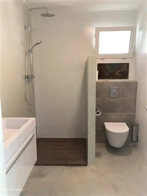 Badezimmer II ebenerdige Dusche, WC und Doppelwaschbecken