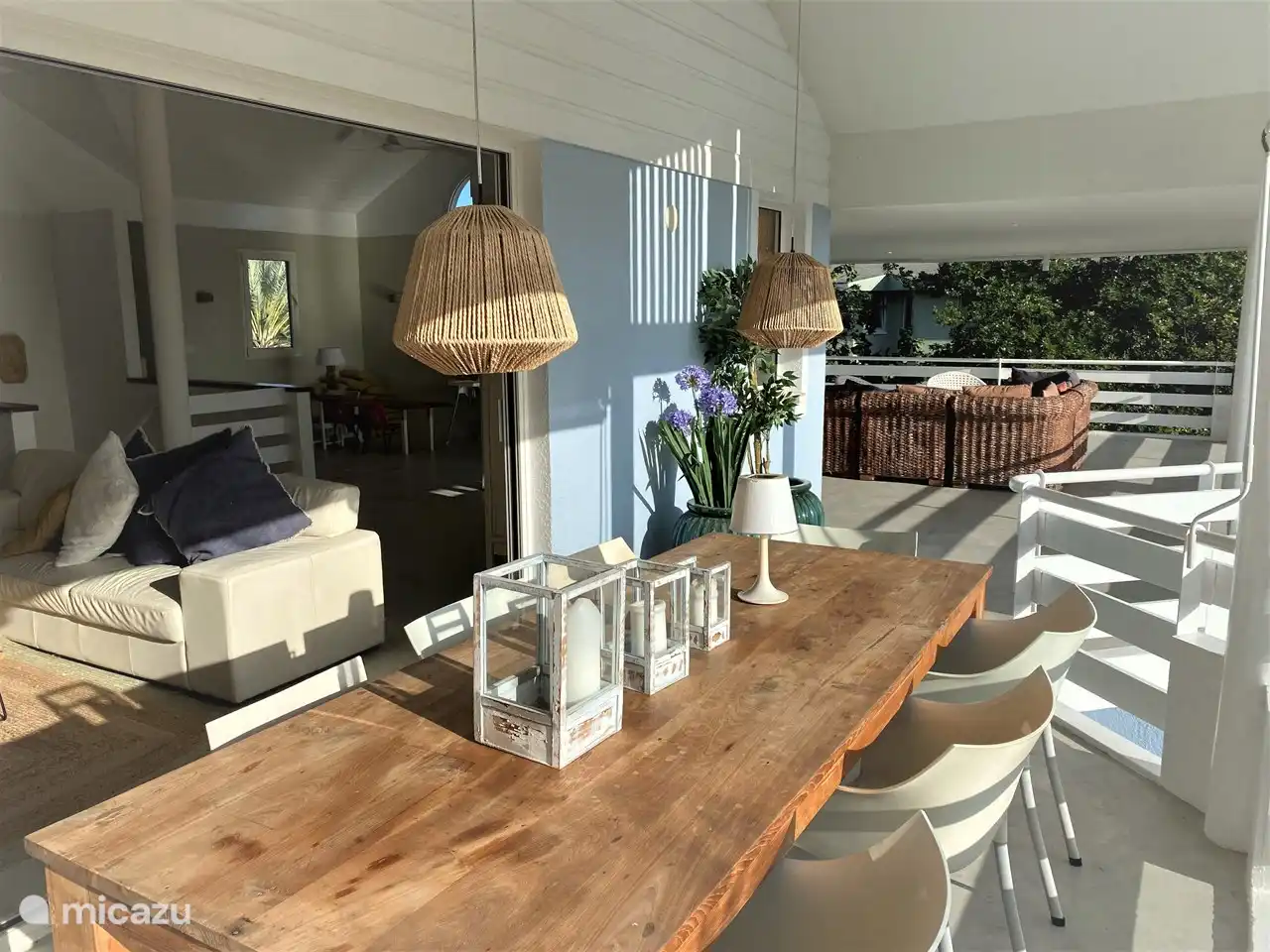 Esstisch mit 8 Stühlen und auf Wunsch Hochstuhl und/oder 2 Stolpertreppen