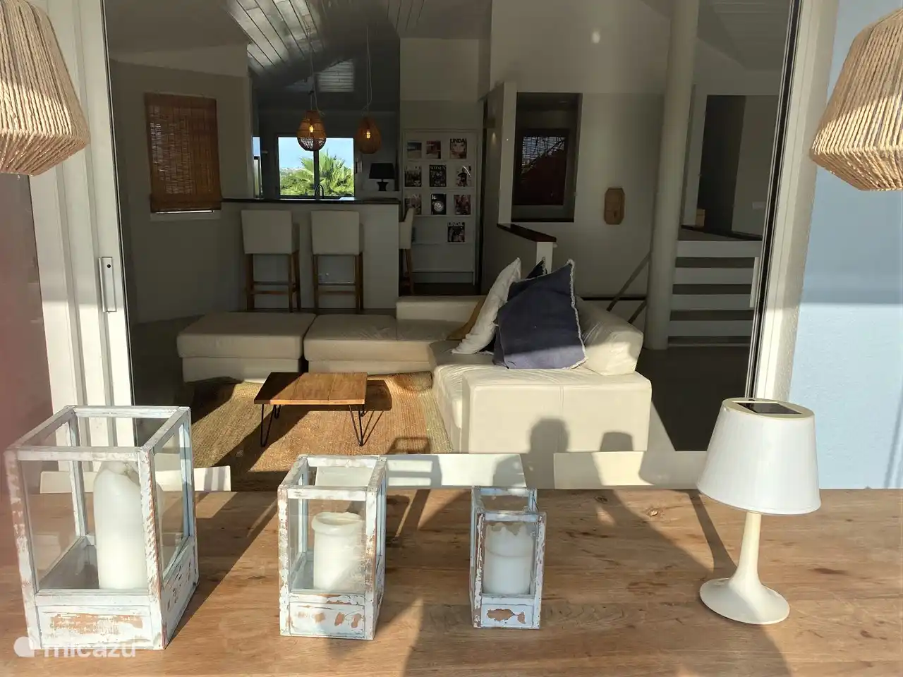 Blick vom Esstisch zum Wohnzimmer