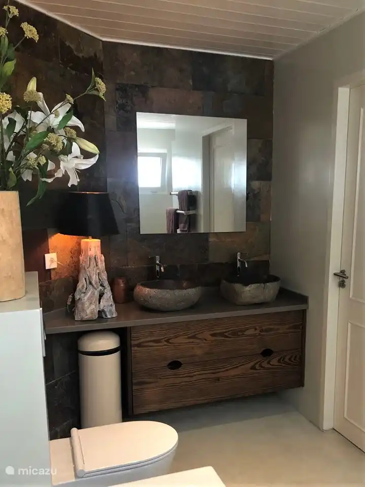 Badezimmer im Hauptschlafzimmer (mit Badewanne und ebenerdiger Dusche)