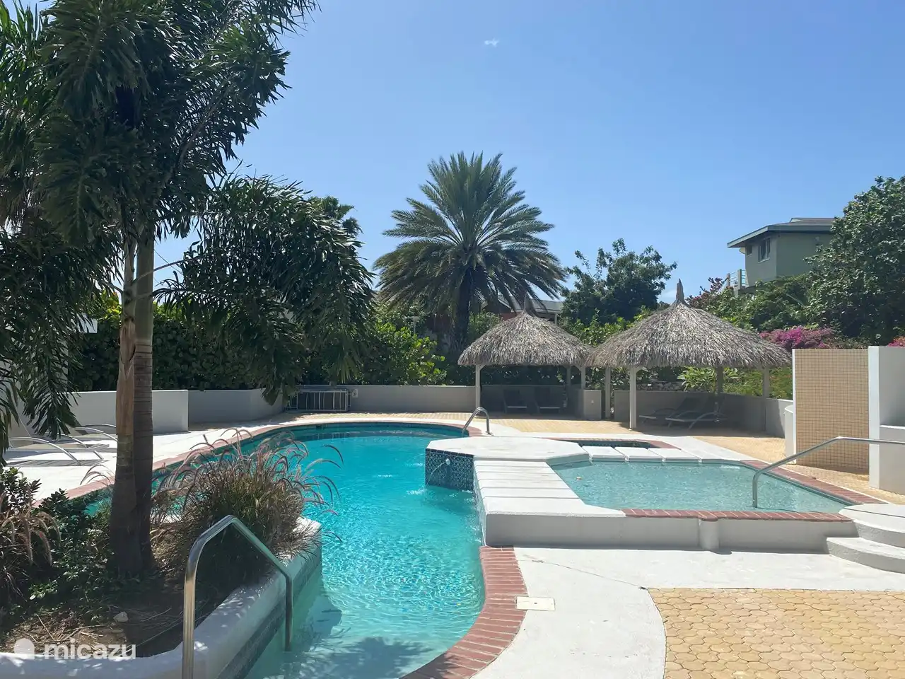 Schwimmbad plus Planschbecken für die Kleinen