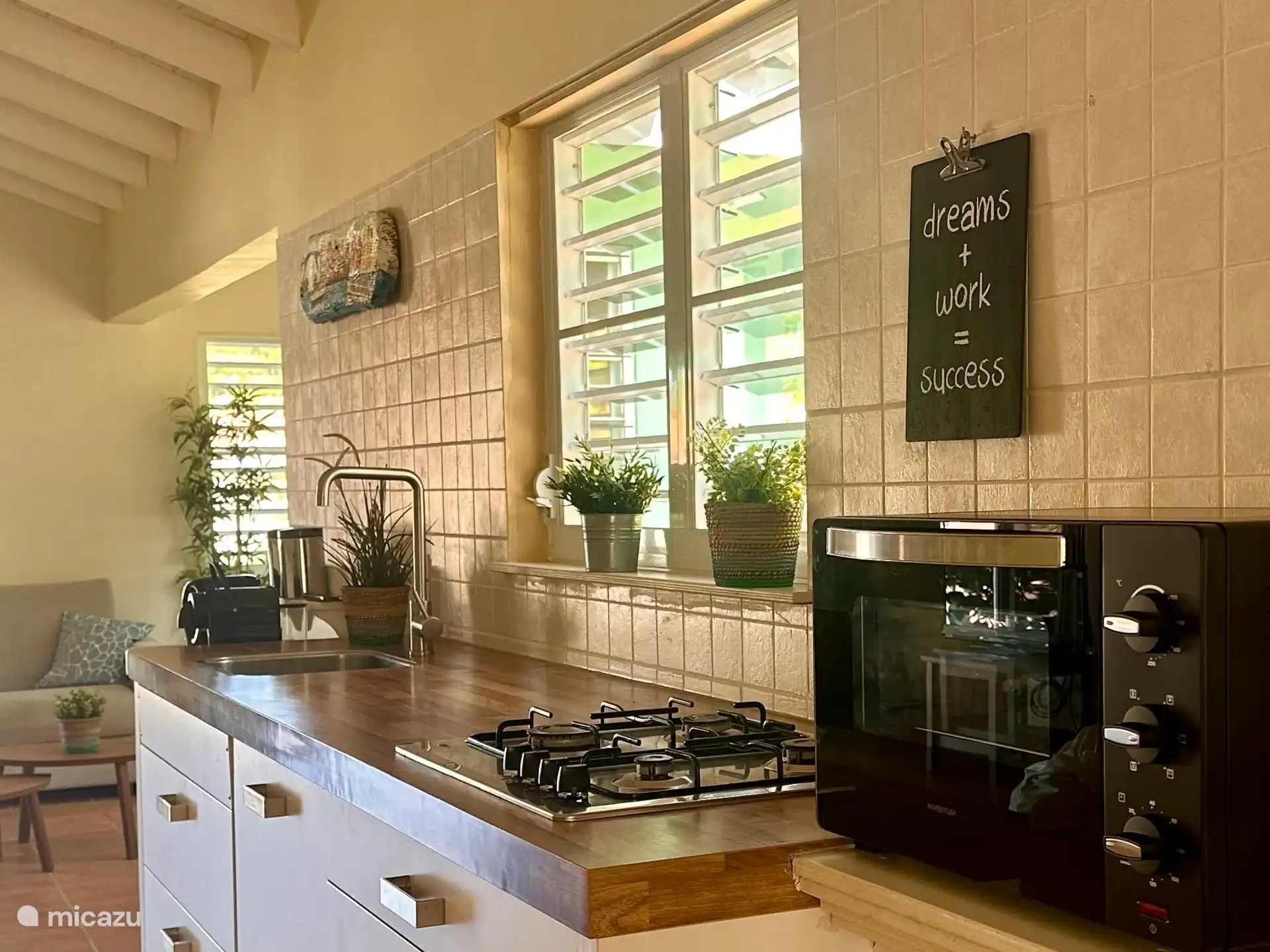 Keuken met oven en magnetron