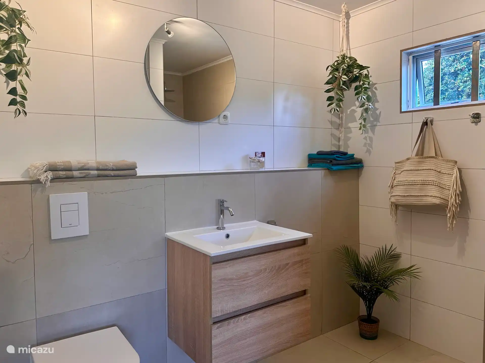 Badkamer grenzend aan de master slaapkamer.