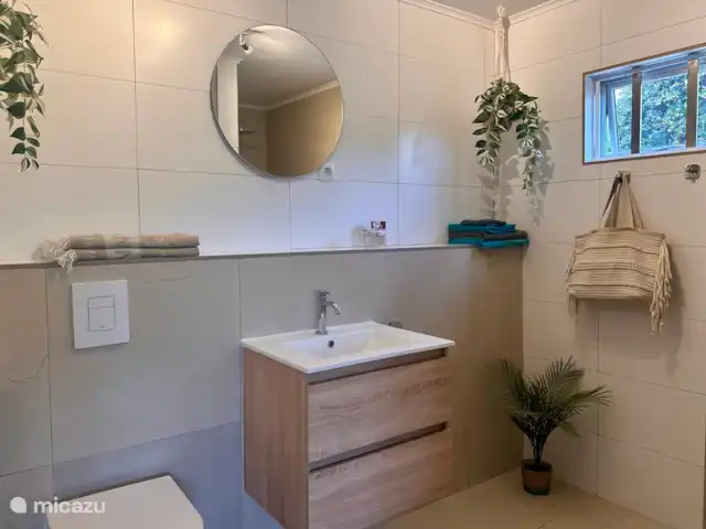 Kas di Goso | Curaçao, Banda Ariba (est), Jan Thiel - villa Salle de bain adjacente à la chambre des maîtres.