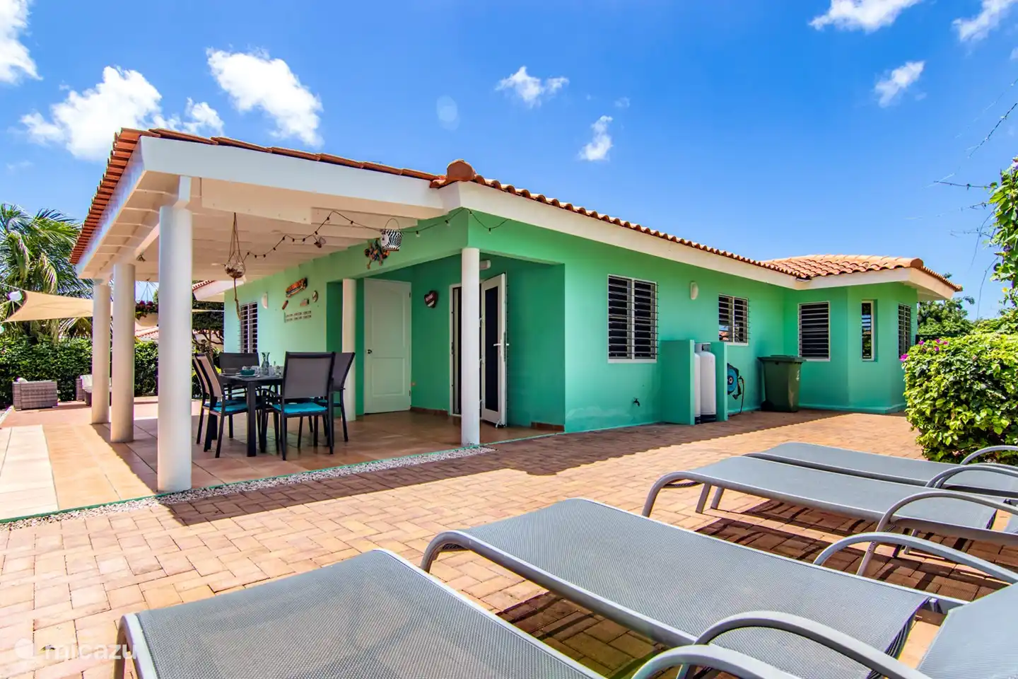 Zijaanzicht van de villa.