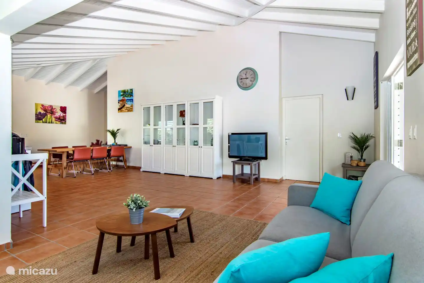 Woonkamer met Nederlandse televisie.