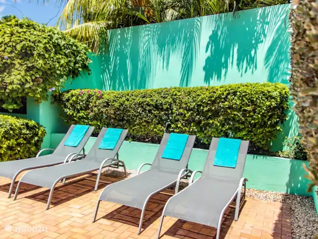 Kas di Goso | Curaçao, Banda Ariba (est), Jan Thiel - villa Chaises longues.