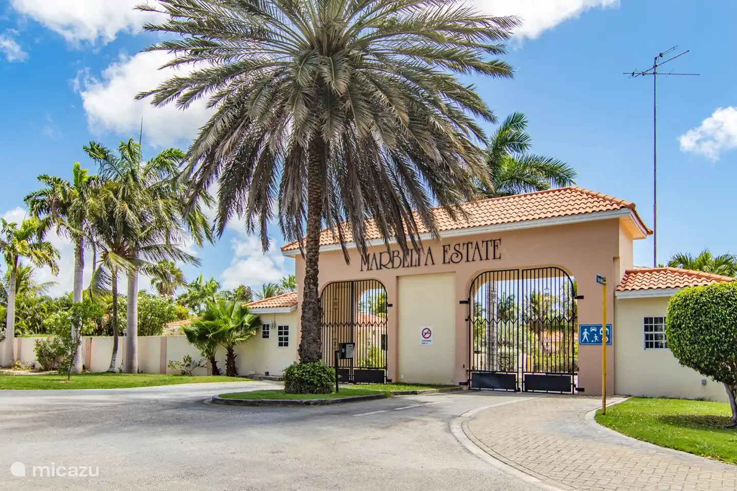 Beveiligde toegangspoort.