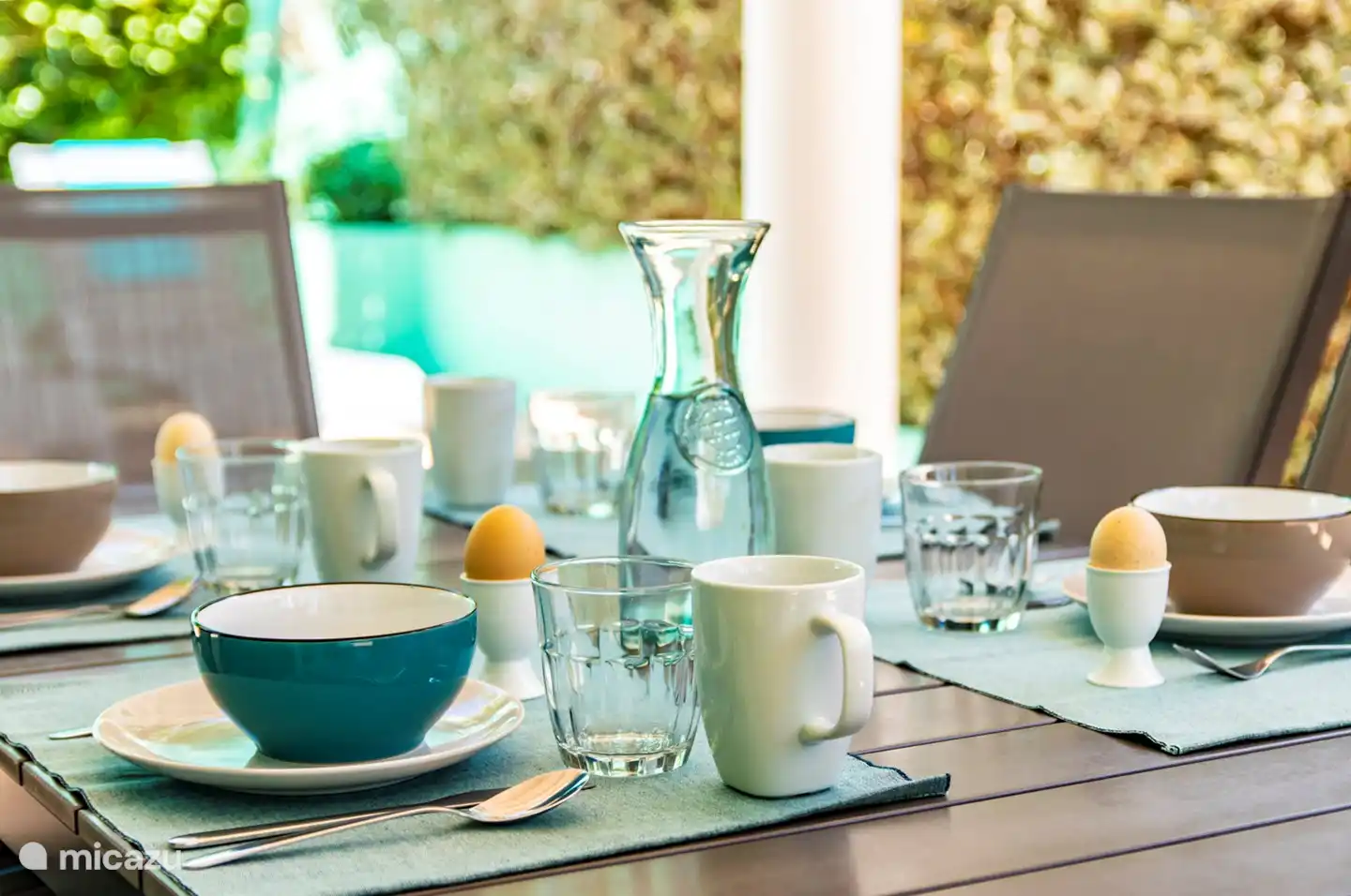 Sfeervolle ontbijttafel.