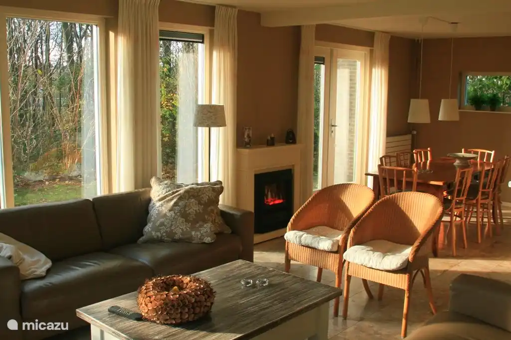 Geräumiges Wohnzimmer mit Küche