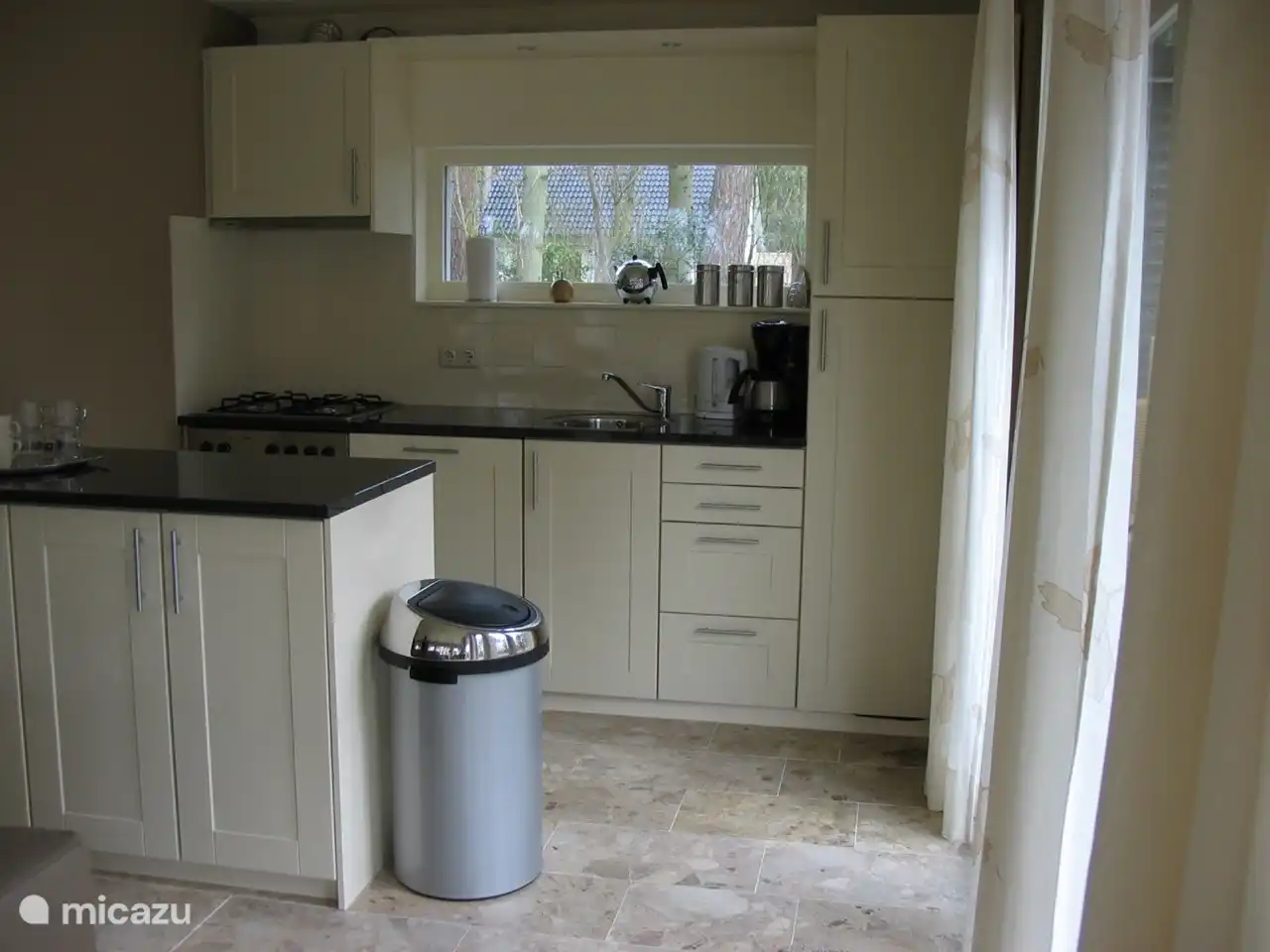 Goed uitgerust keuken met oven en vaatwasser