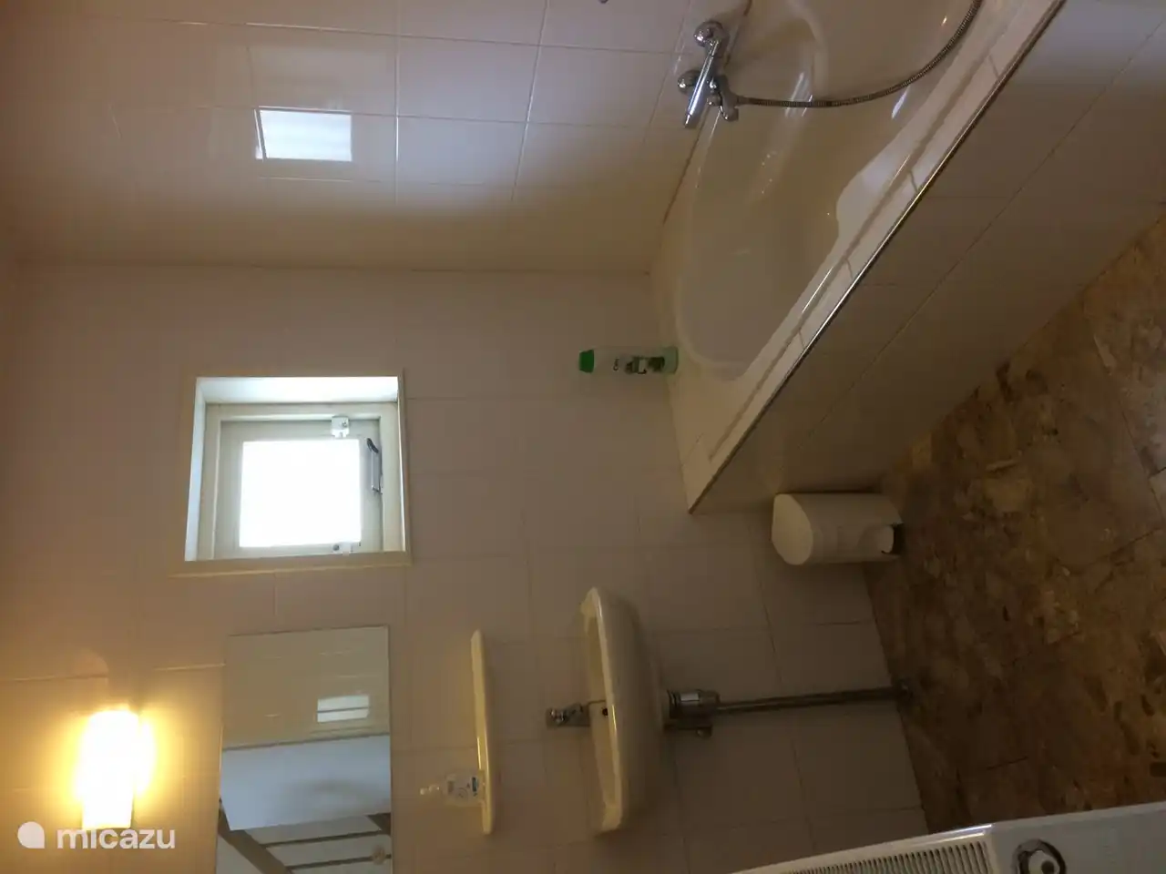 Badkamer heeft ook een douchehoek