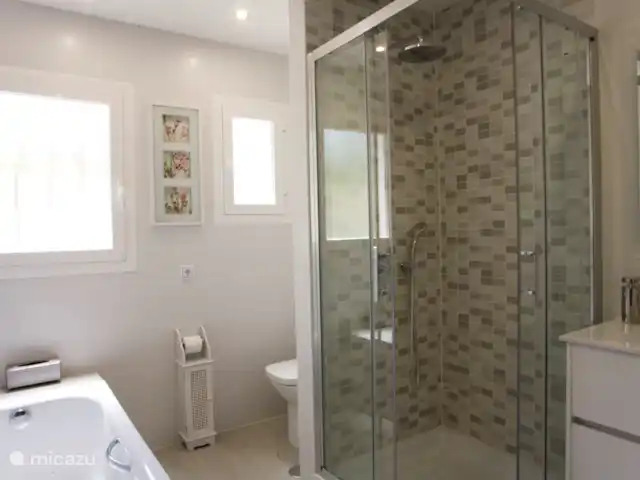Annette huren in Spanje, Costa Blanca, Albir - villa Badkamer
