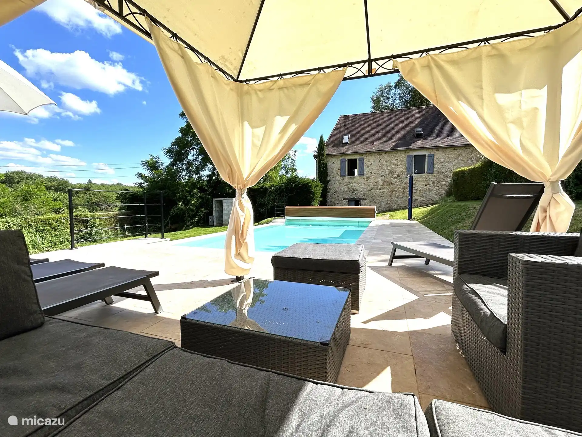 Lounge-Terrasse am privaten Pool