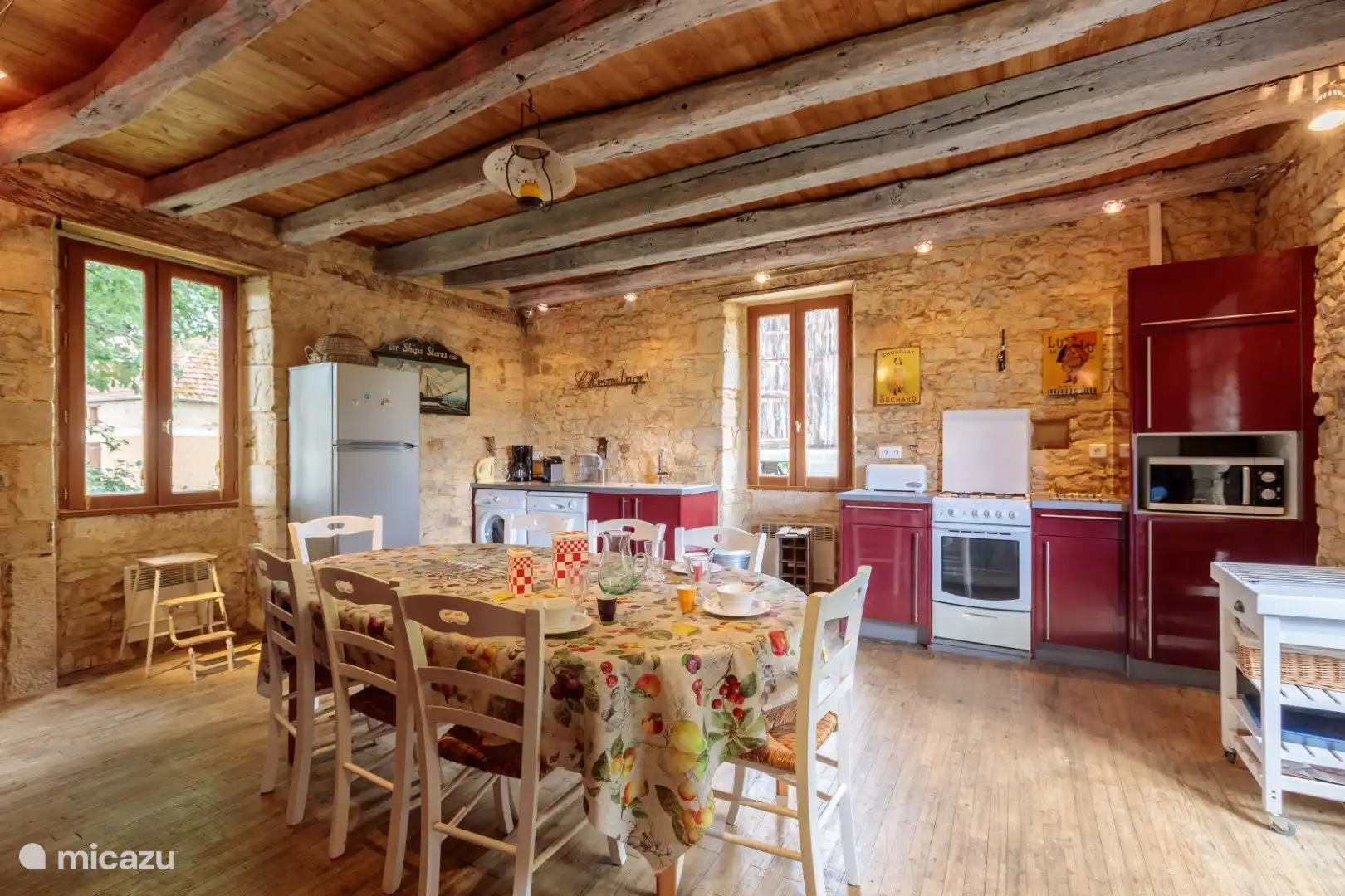 Die Küche mit einem weiteren Esstisch