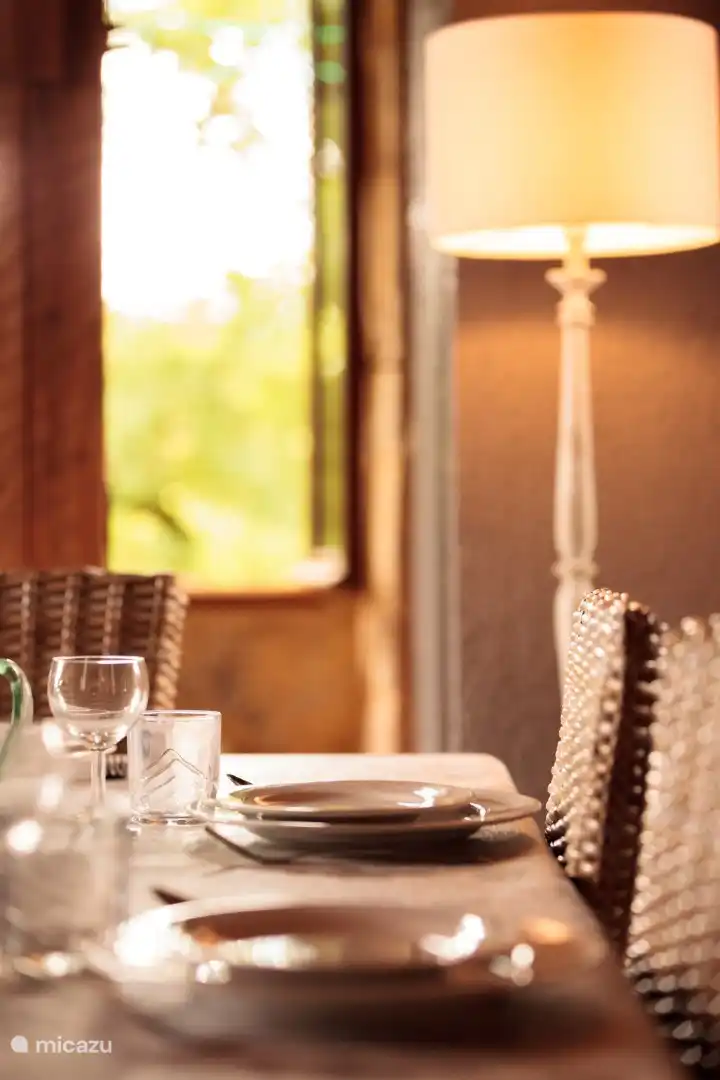 Das Wohnzimmer mit Esstisch