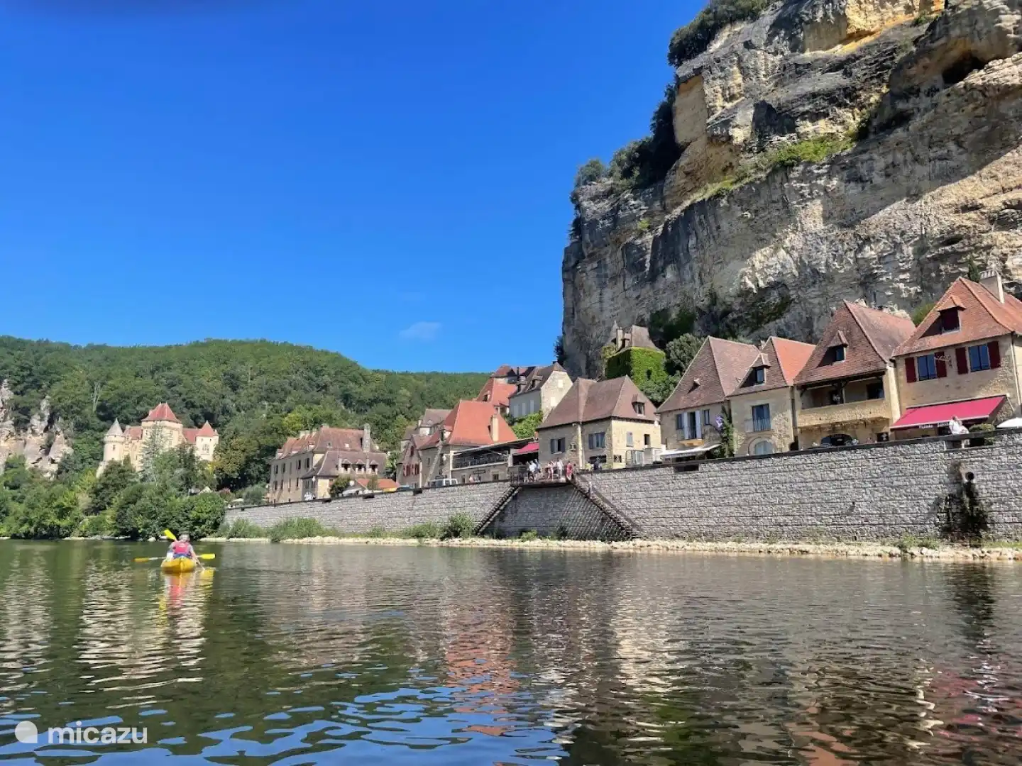 Eine kleine Stadt in der Umgebung
