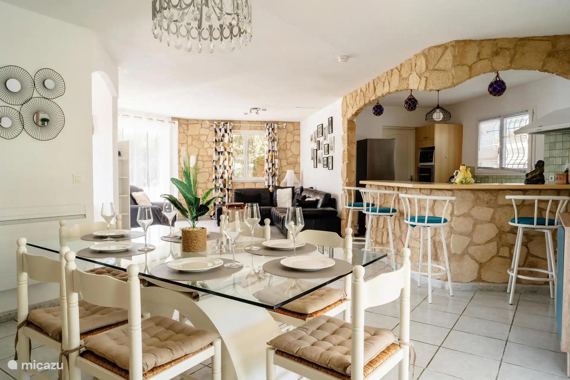 Uitzicht op de woonkamer, keuken en eetkamer