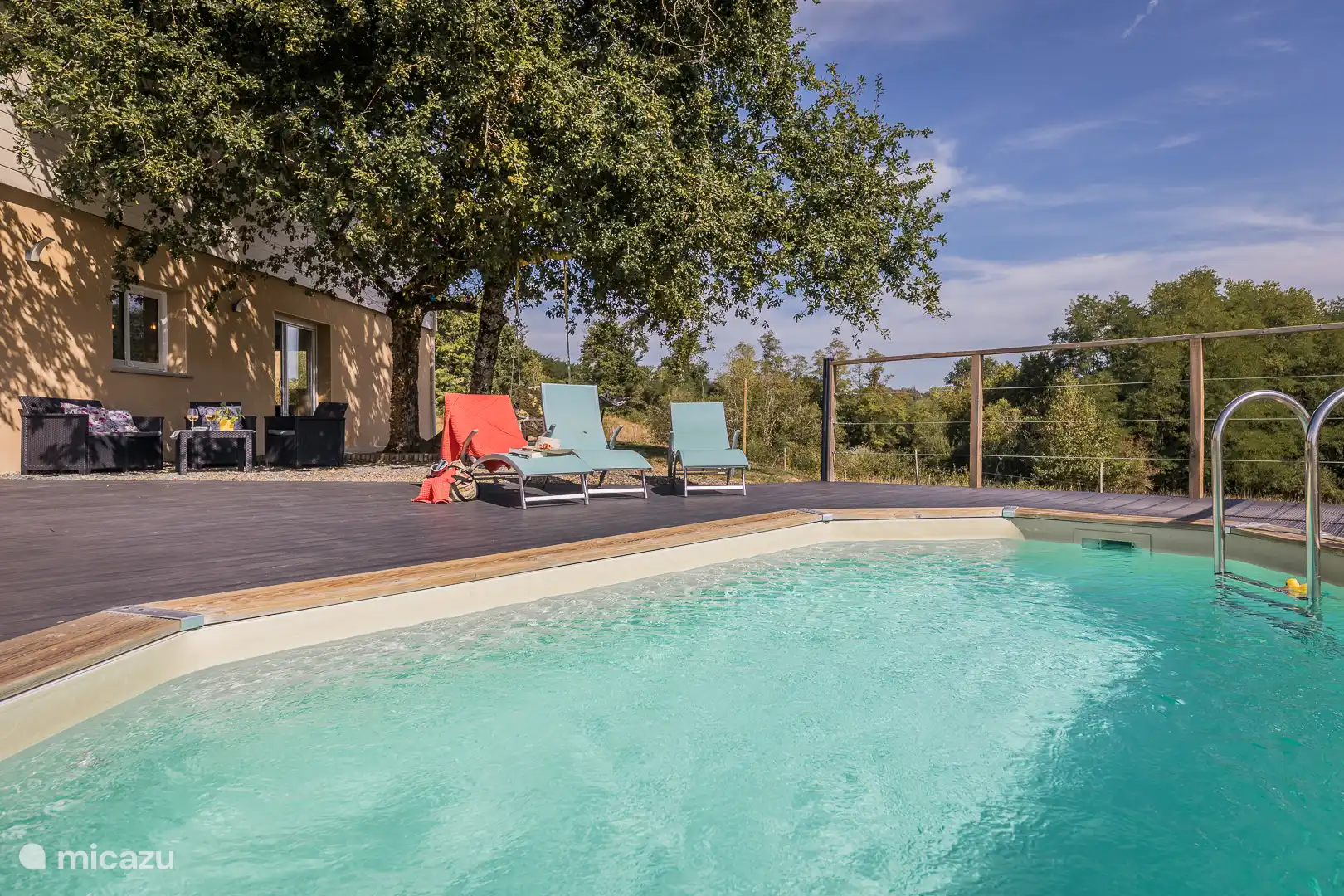Relajándose junto a la piscina