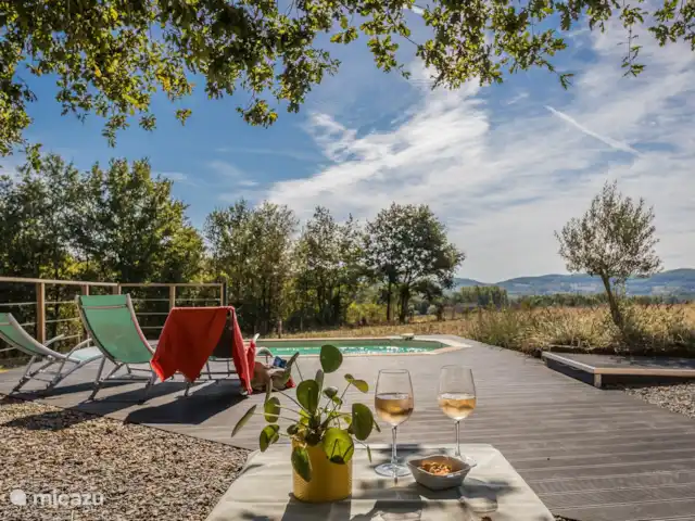 Les Oies de Julia en Francia, Corrèze, Mansac - casa vacacional Terraza