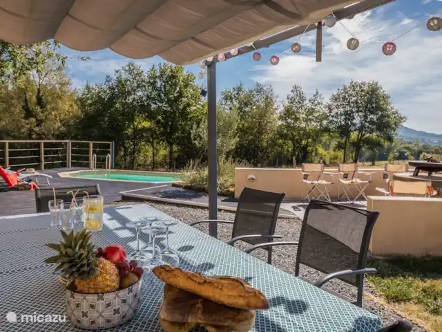 Les Oies de Julia en Francia, Corrèze, Mansac - casa vacacional Terraza