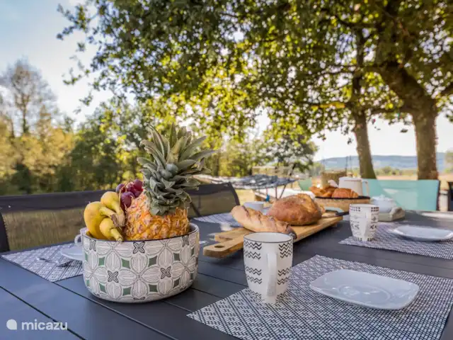 Les Oies de Julia en Francia, Corrèze, Mansac - casa vacacional Una mesa puesta