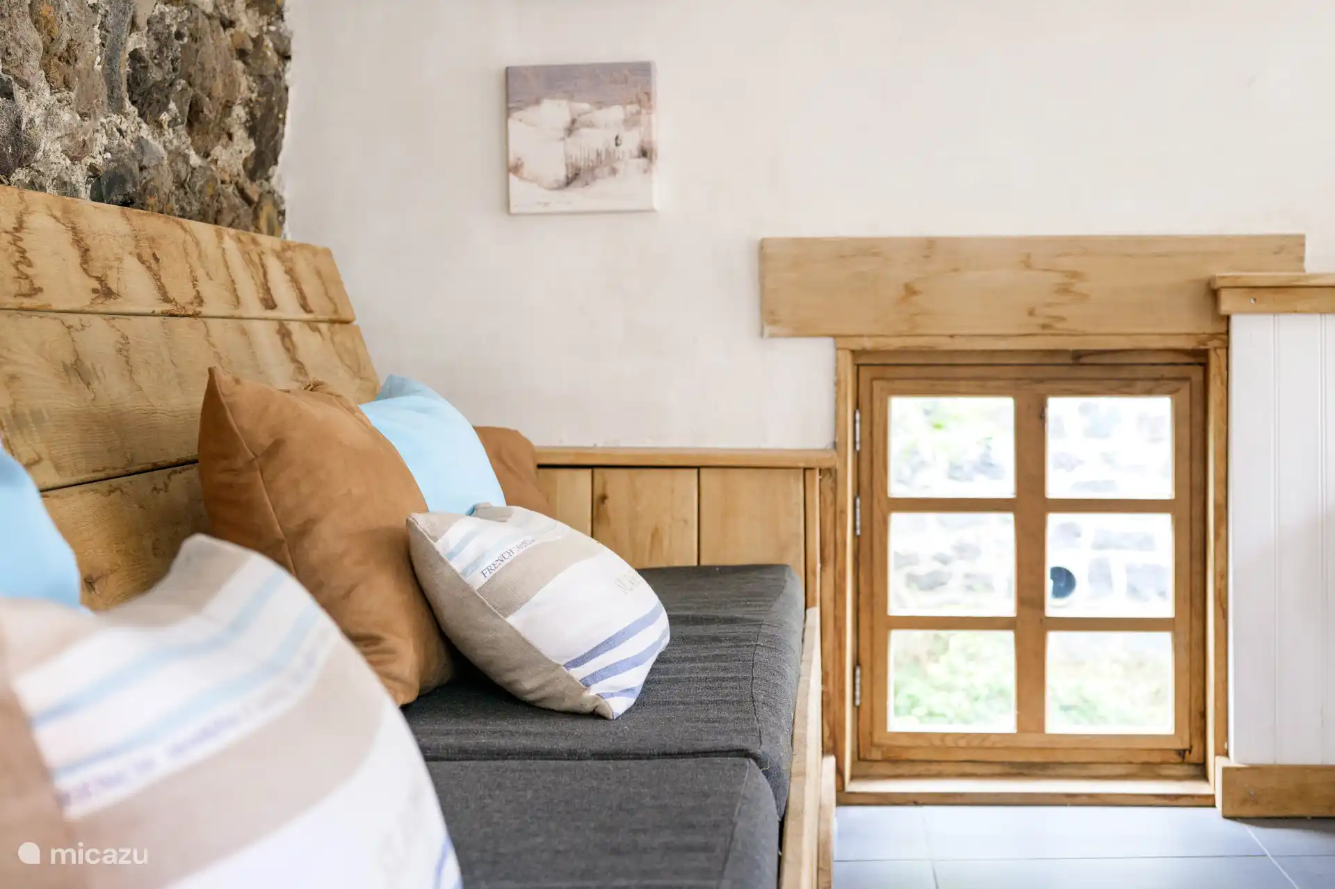 Loungeplek onder het terras. Heerlijk voor warme dagen of zwoele zomeravonden.