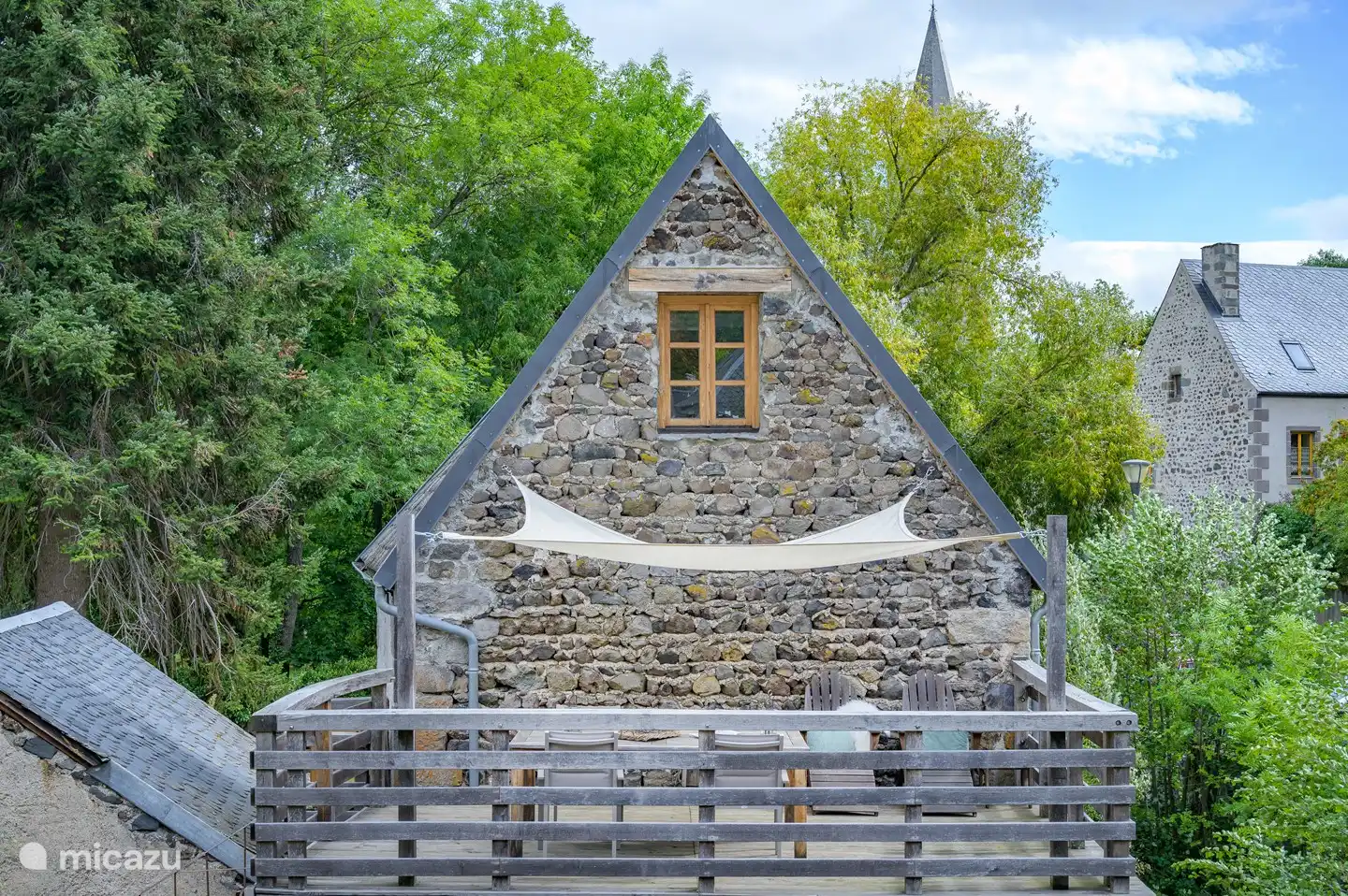 Maison de vacances indépendante Murol en bordure du village et de la zone naturelle cyclable et pédestre du Puy-de-Dôme,