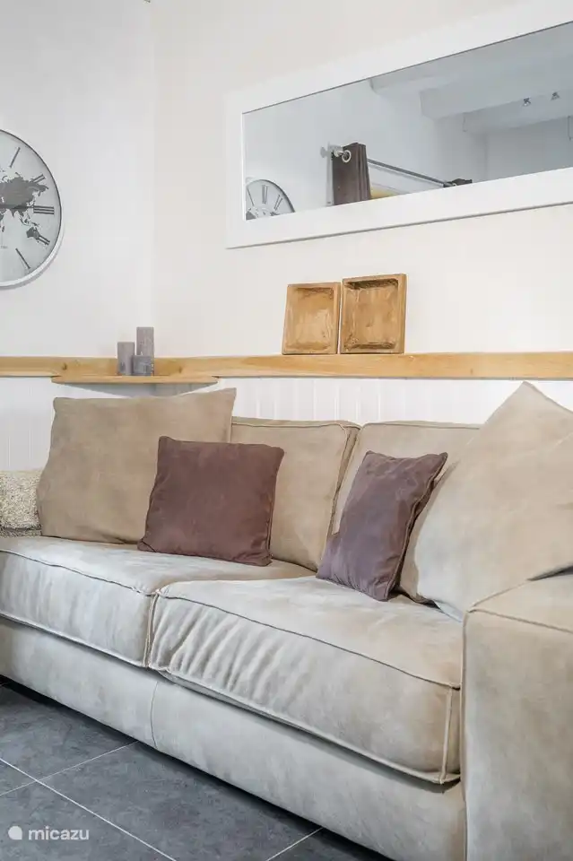 Ravissant canapé en cuir 2,5 places. Une jolie maison en toutes saisons 