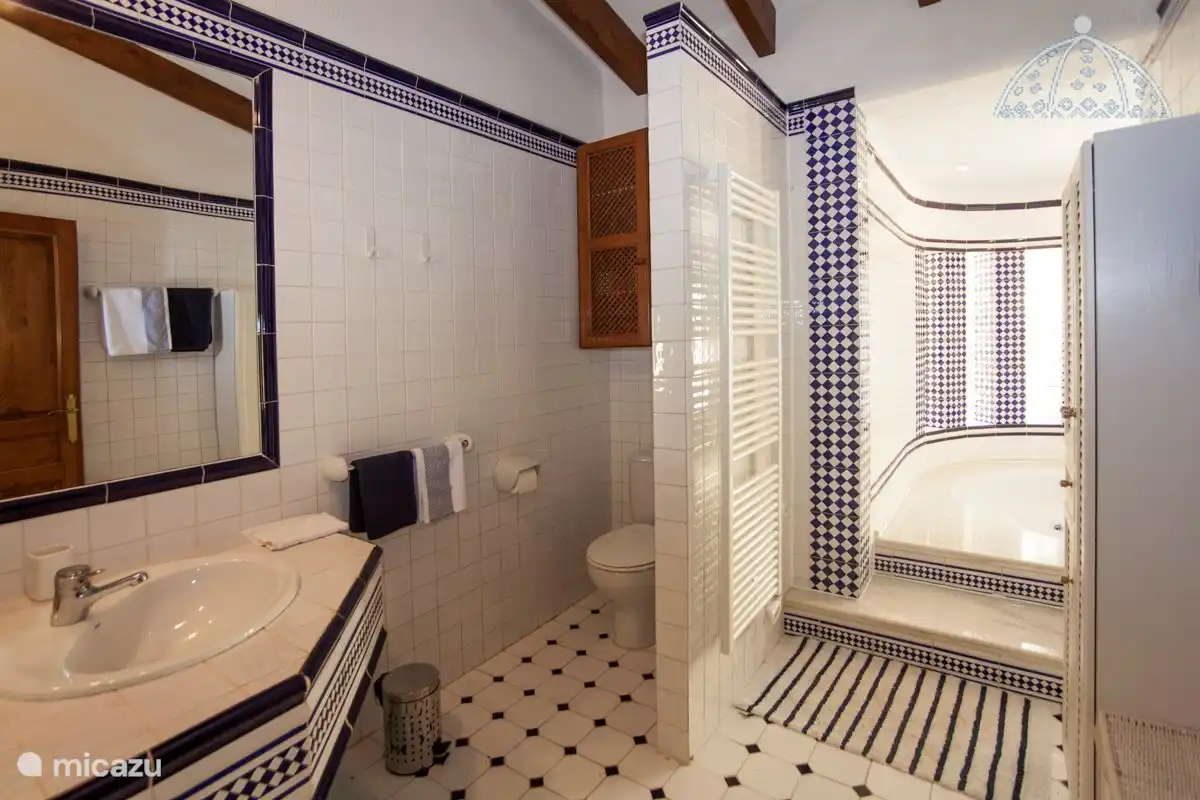 Badkamermet ligbad en douche