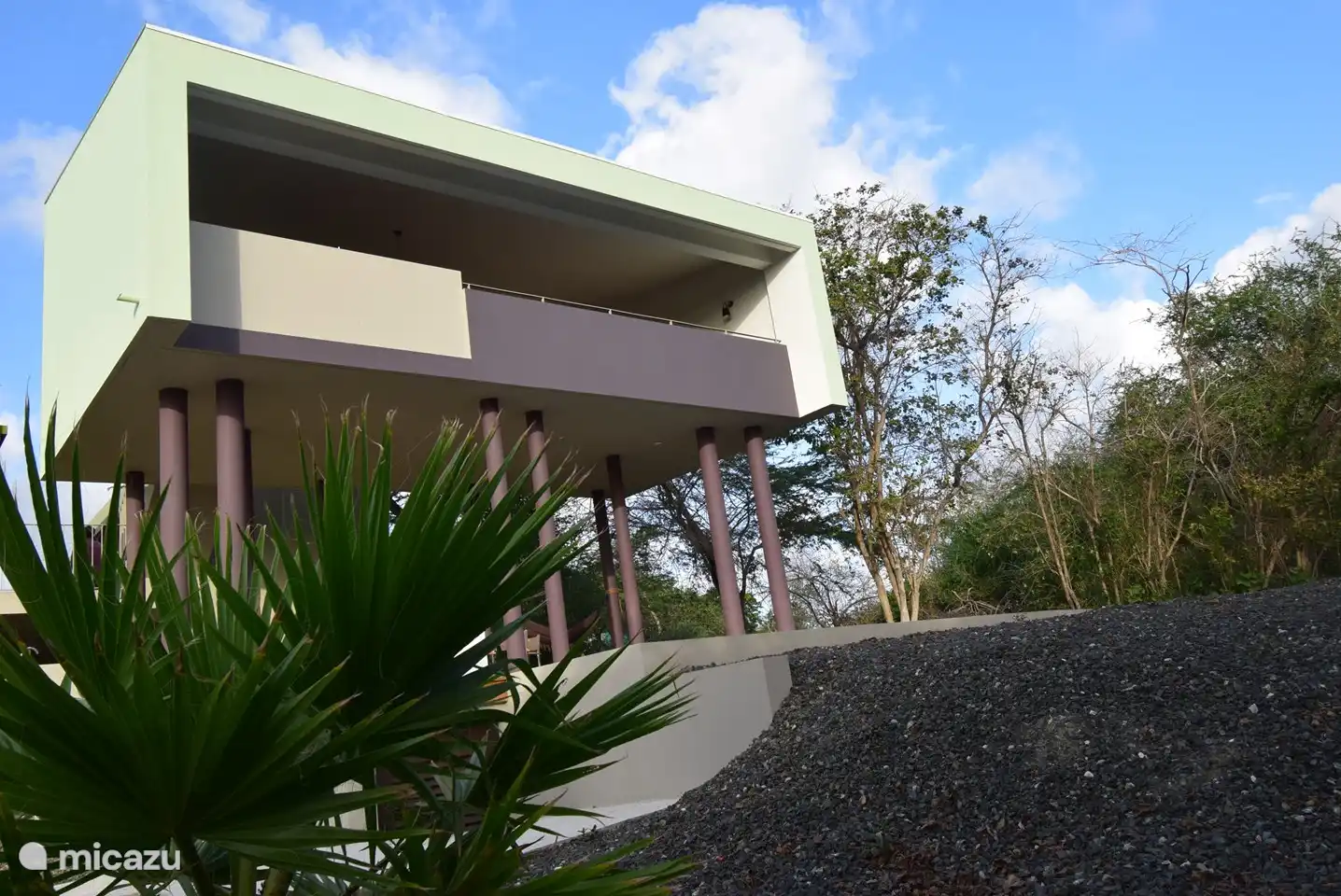 Villa nogmaals vanuit de tuin gezien.