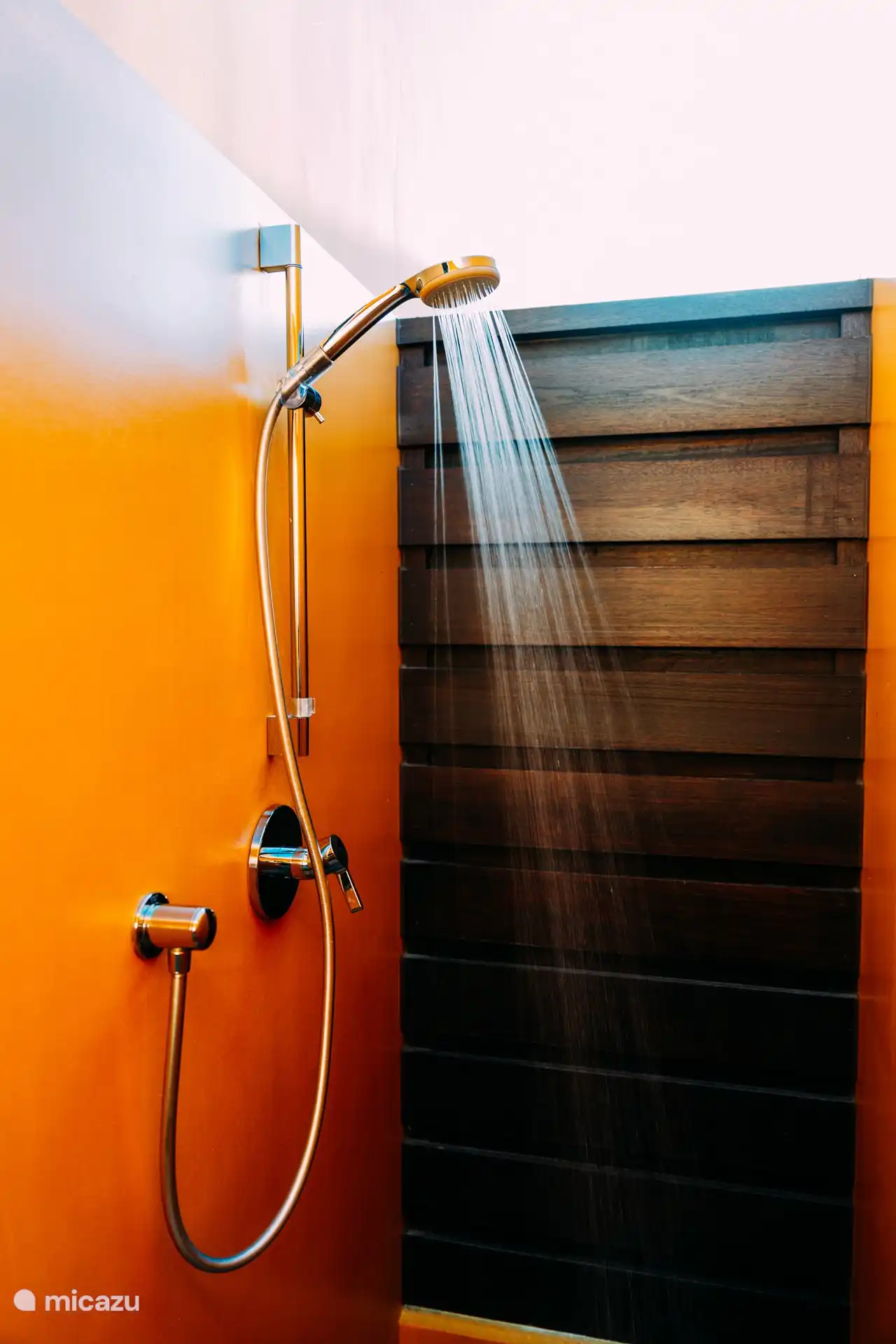 Heerlijk douchen onder de heldere hemel.