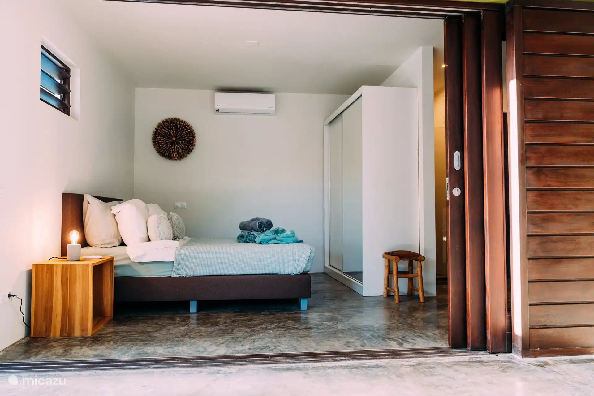 De slaapkamers hebben een grote schuifdeur.