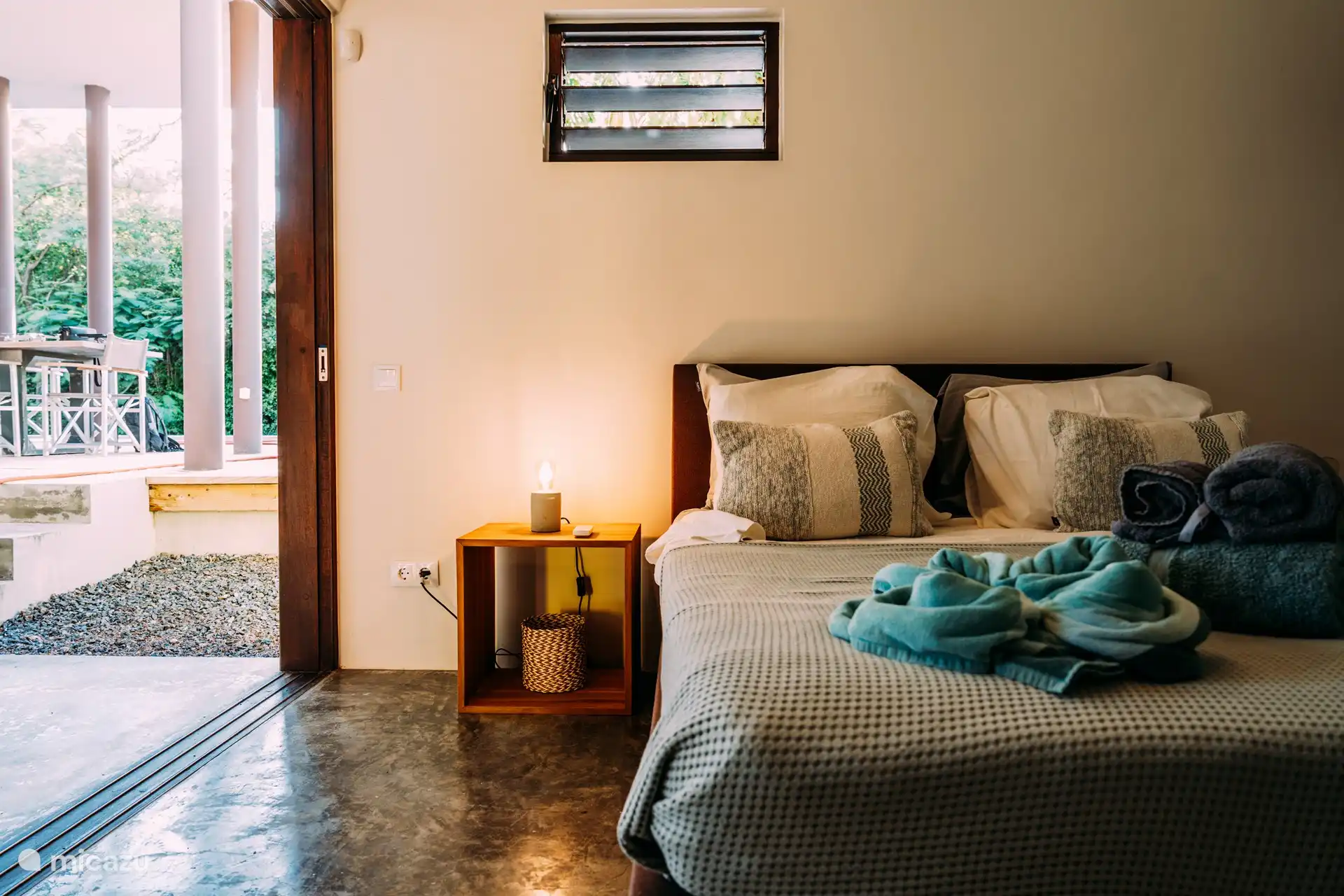 Eén slaapkamer bevindt zich op de begane grond.