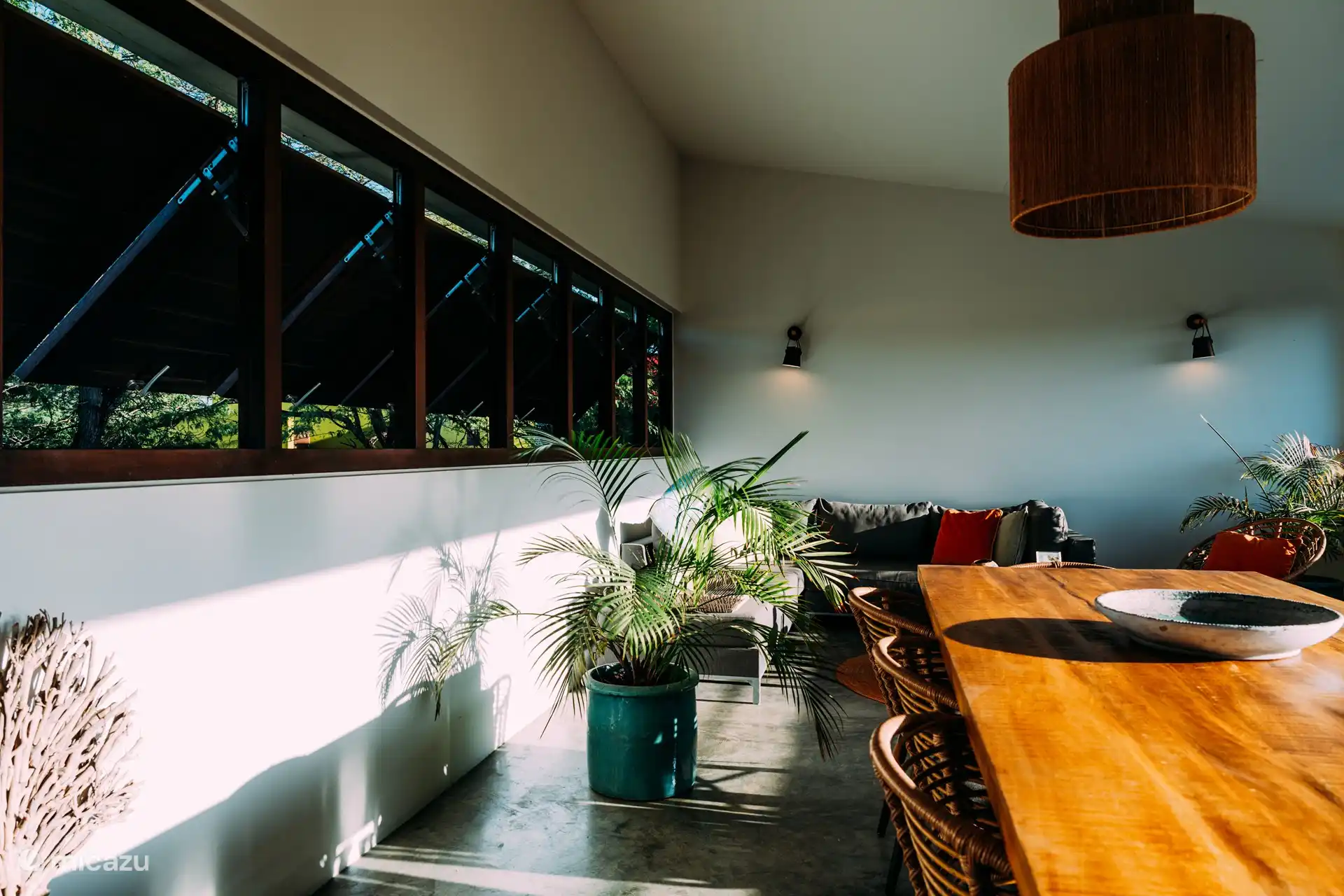 De woonkamer heeft naast de eettafel ook een zithoek.