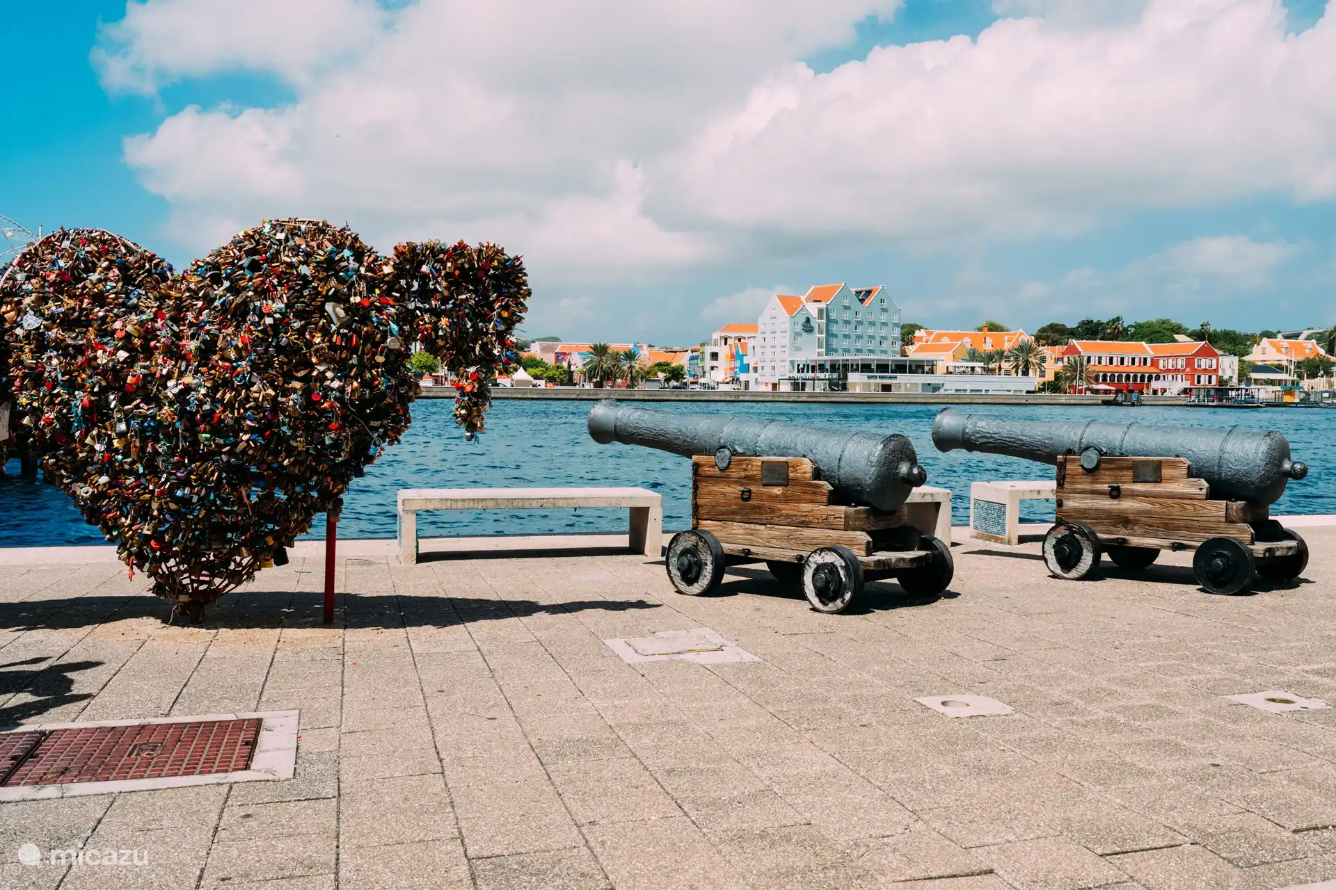 Het Punda Love Heart werd gemaakt door Carlos Blaaker (februari 2017). Het staat bij de Koningin Emmabrug in Willemstad; ook wel de pontjesbrug genoemd.
Verliefde stellen kunnen er een hangslotje aan bevestigen als bezegeling van hun liefde. 