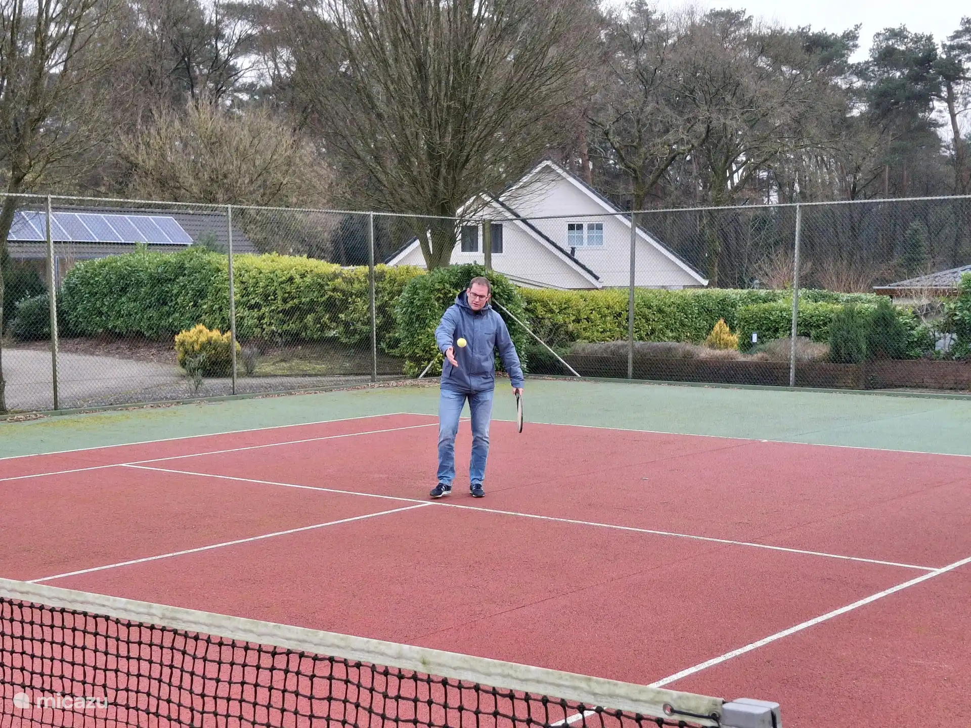 Tennis and pétanque can be practised on site
Material in the shed.